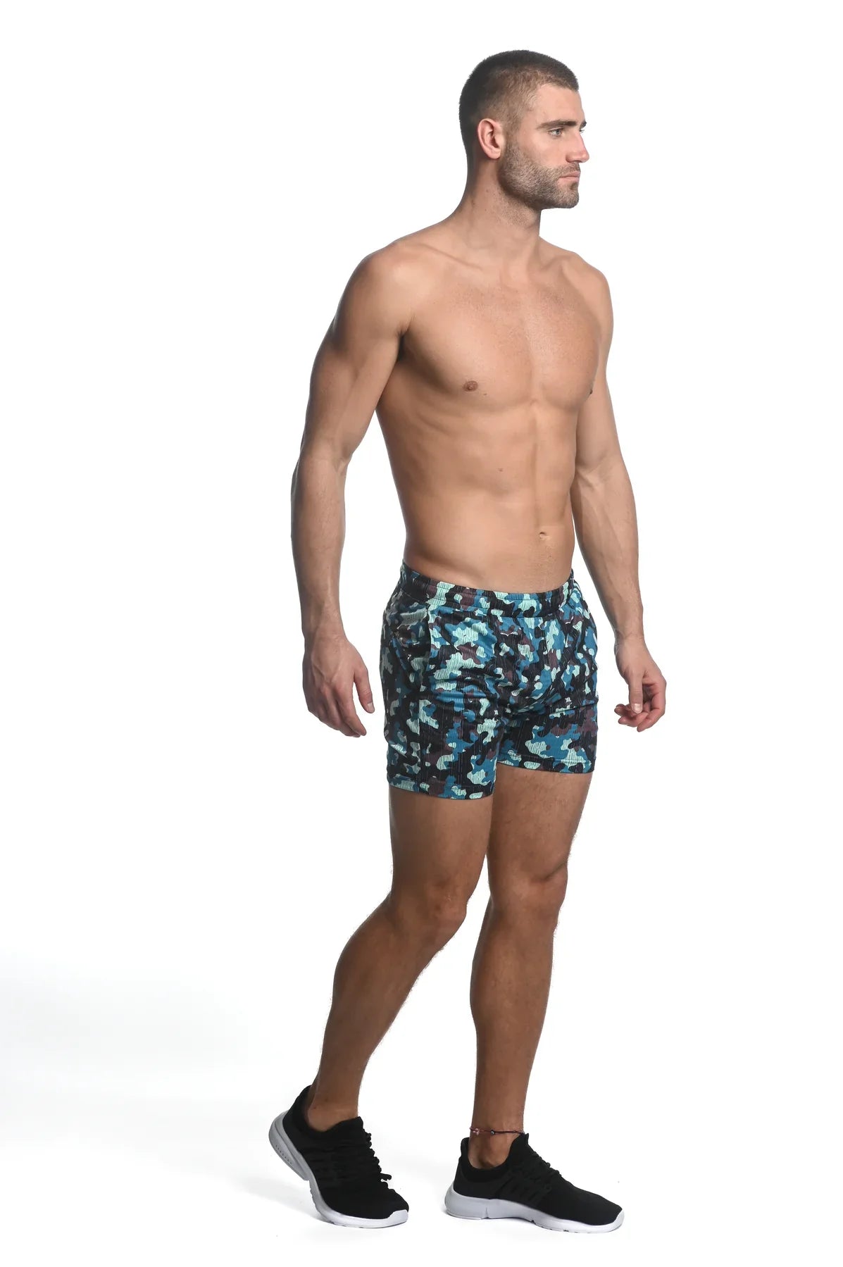 PERFORMANCE-SHORTS AUS STRETCH-MESH MIT CAMO-DRUCK