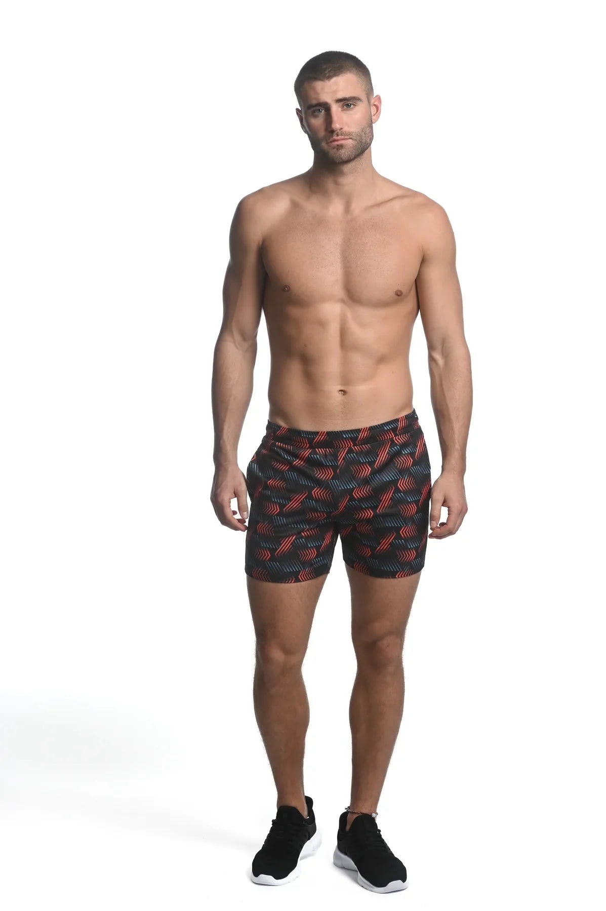 PERFORMANCE-SHORTS AUS STRETCH-MESH MIT PFEILENDRUCK