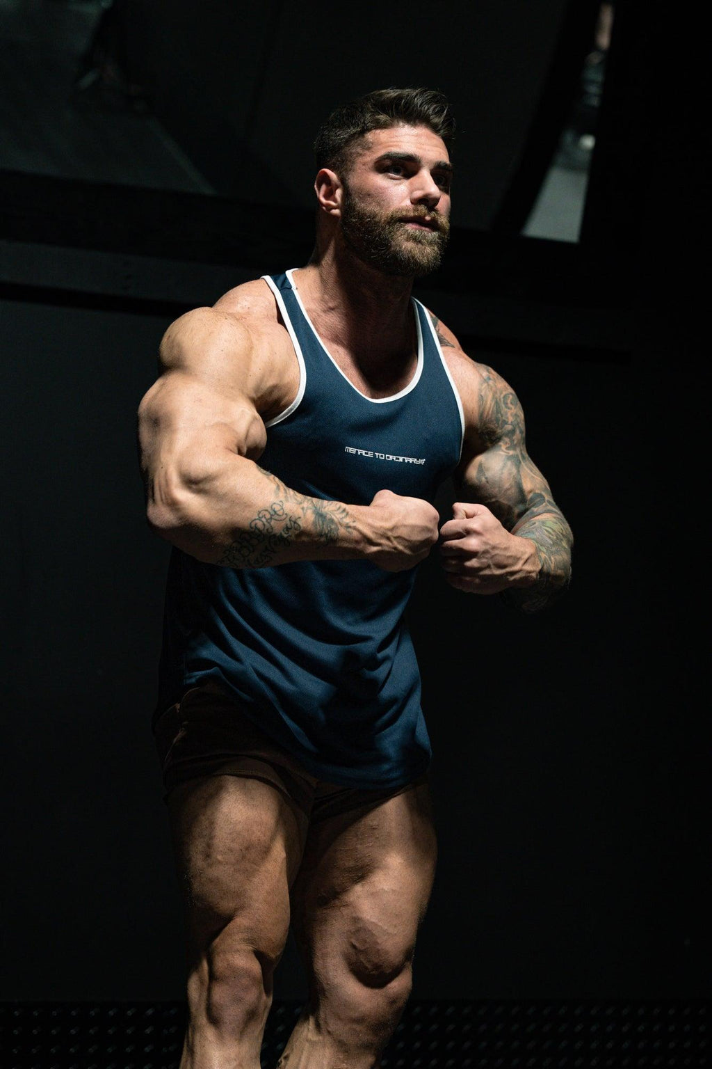 Jed North Fast-Dry Bodybuilding Workout Stringer – Navy mit weißem Menace-Aufdruck