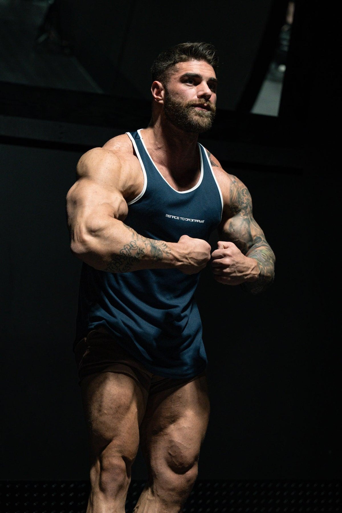 Jed North Fast-Dry Bodybuilding Workout Stringer – Navy mit weißem Menace-Aufdruck