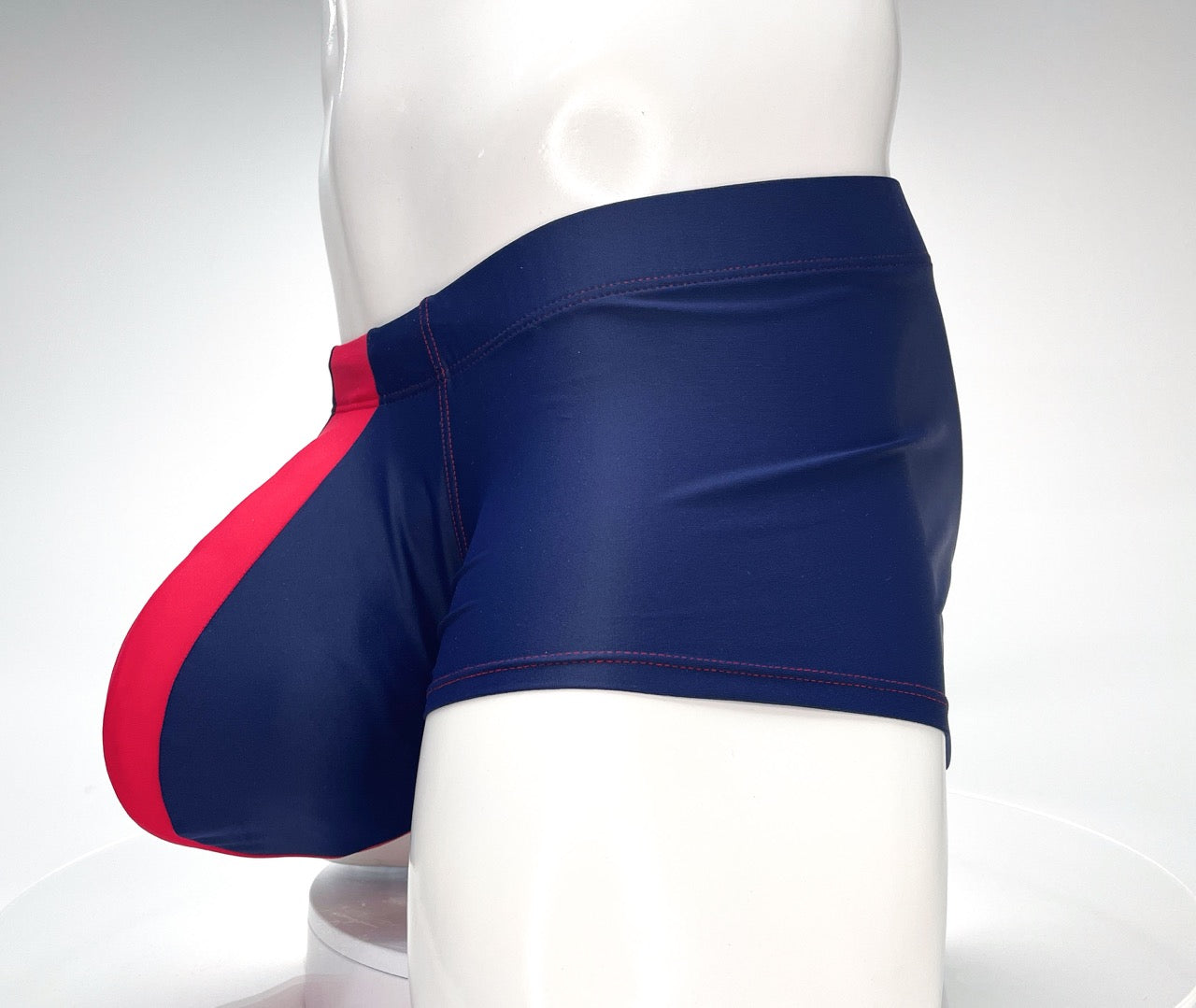 Traje de baño Monster Cock de WildmanT con corte cuadrado, azul marino y rojo