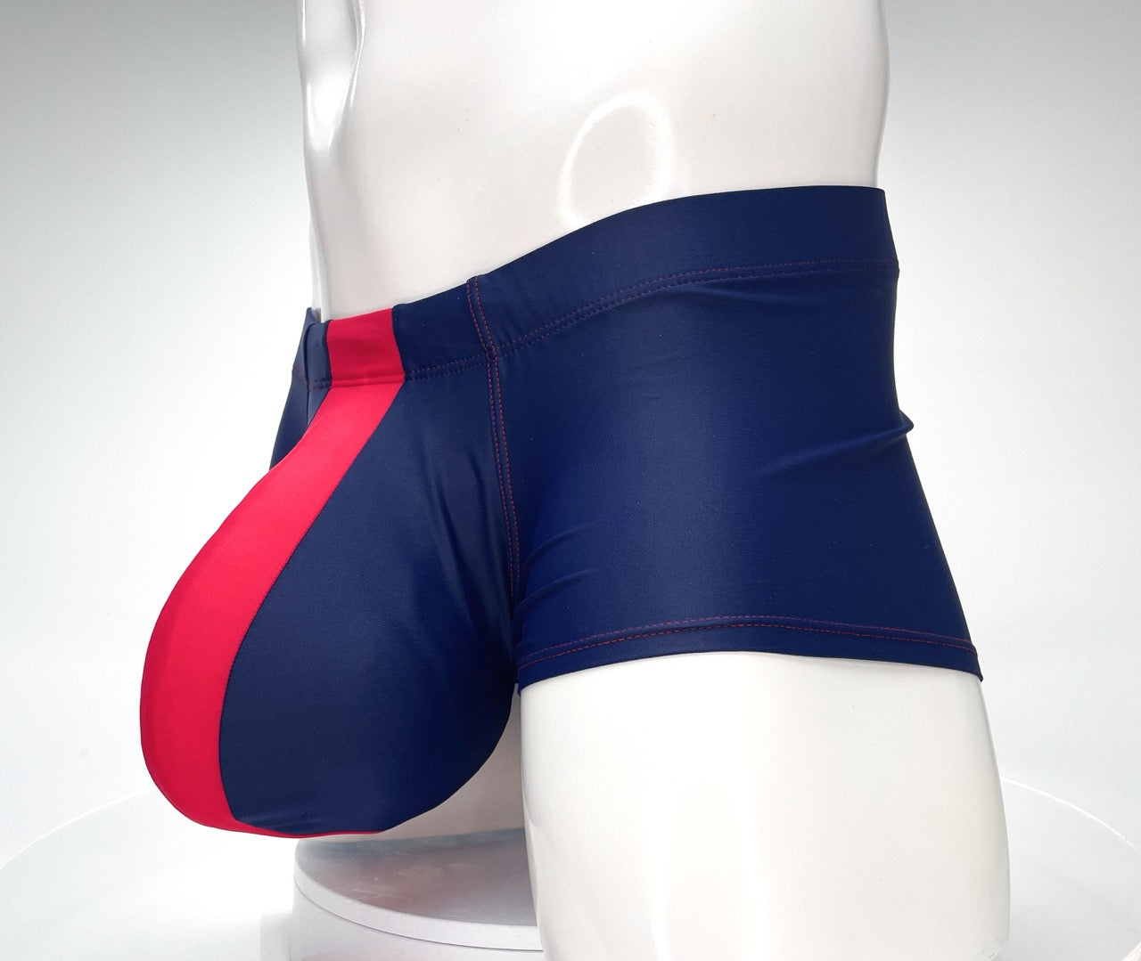 Traje de baño Monster Cock de WildmanT con corte cuadrado, azul marino y rojo