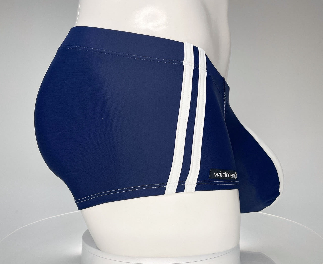 Traje de baño Monster Cock de WildmanT con corte cuadrado en azul marino y blanco