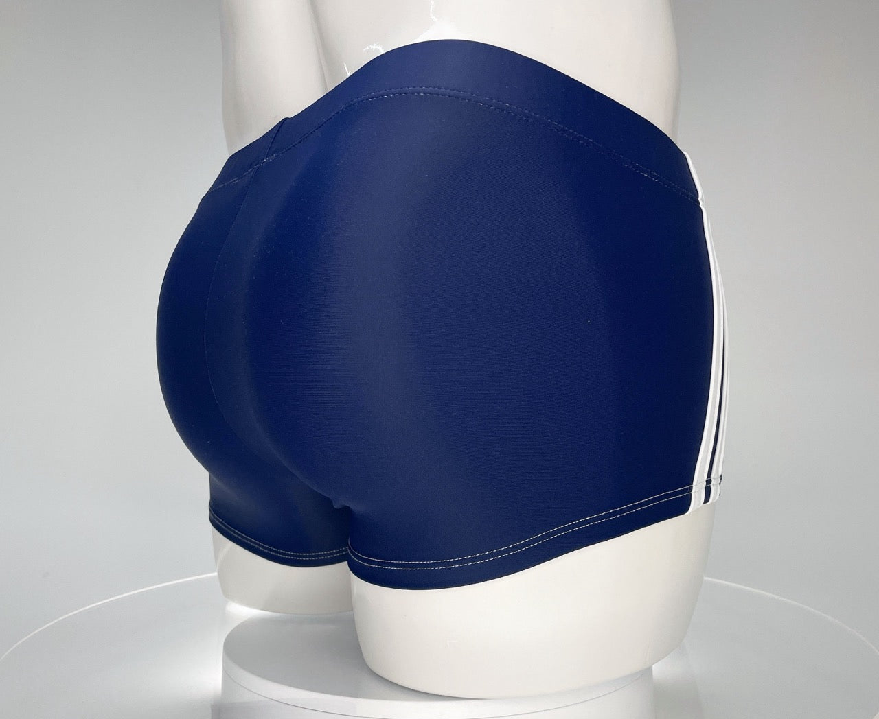 Traje de baño Monster Cock de WildmanT con corte cuadrado en azul marino y blanco