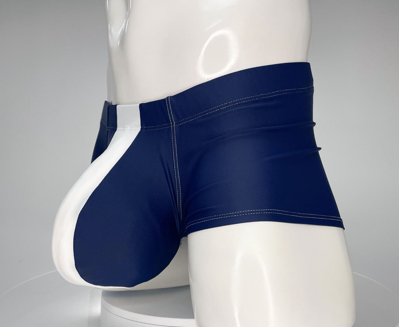 Traje de baño Monster Cock de WildmanT con corte cuadrado en azul marino y blanco