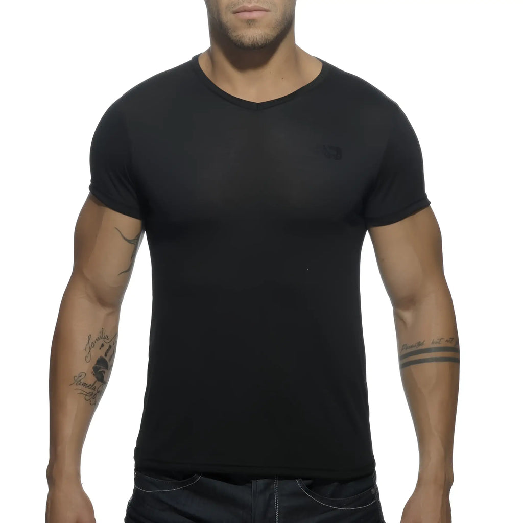 Basic v-neck t-shirt black short-sleeved crew neck design with subtle logo on left chest in soft cotton material