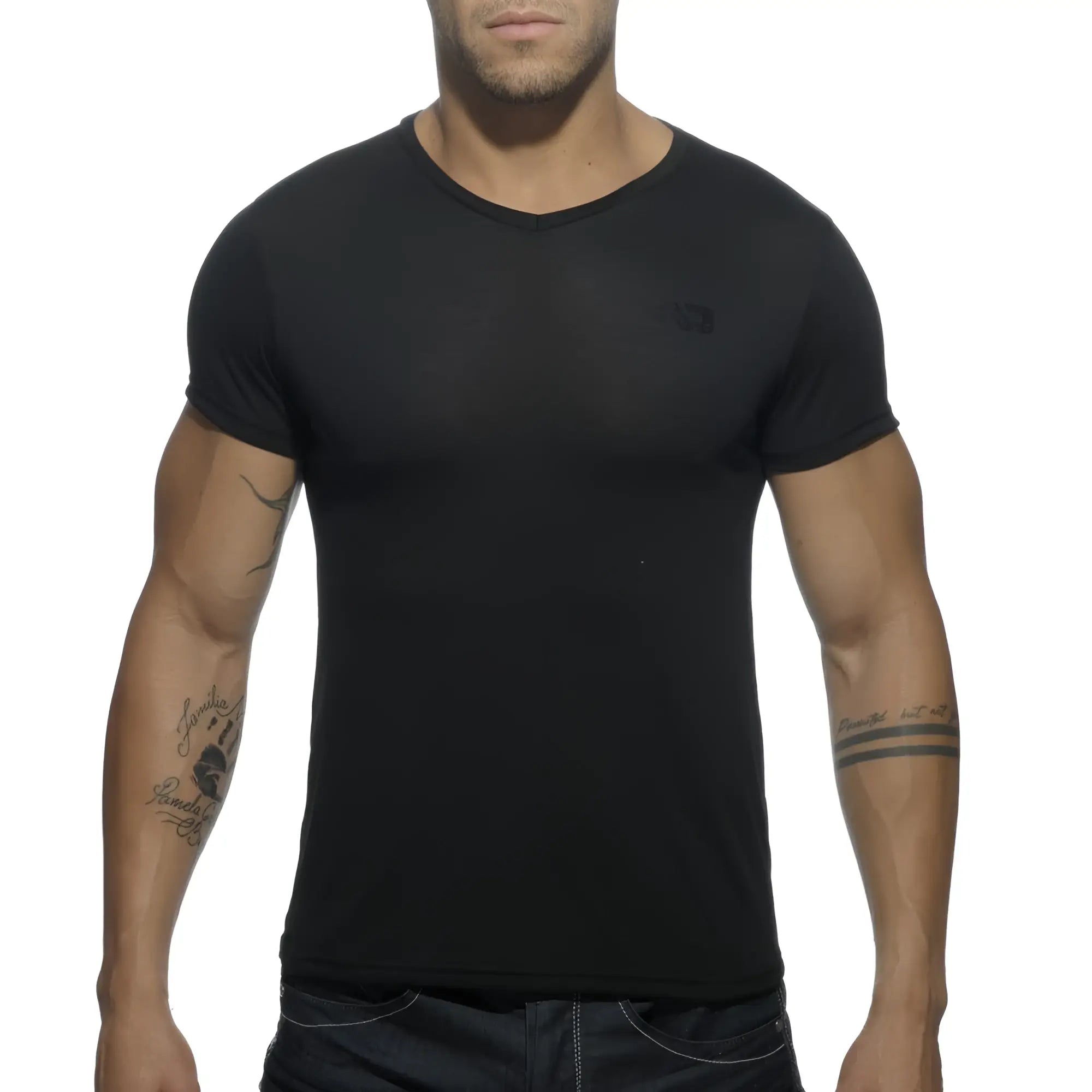 Basic v-neck t-shirt black short-sleeved crew neck design with subtle logo on left chest in soft cotton material