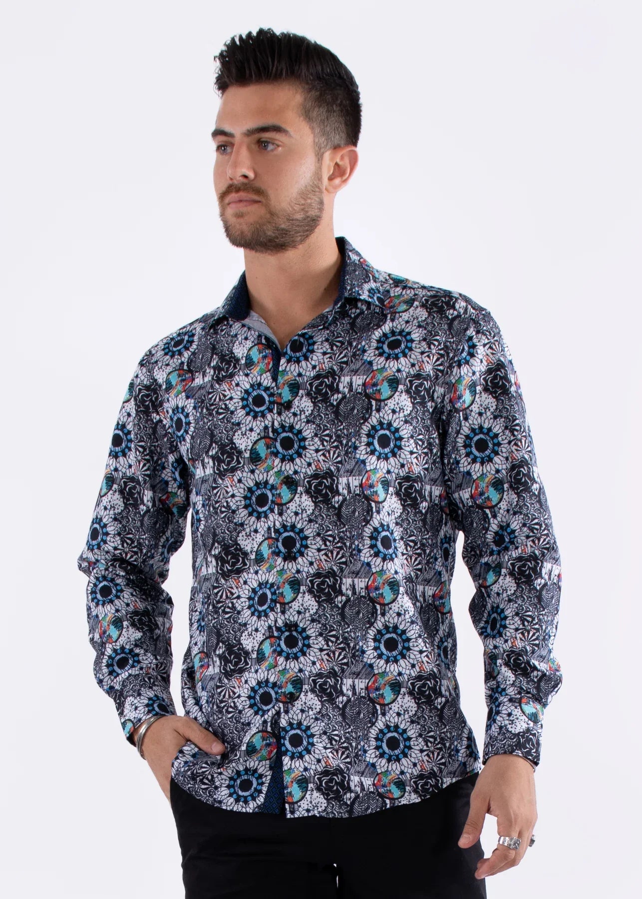 LANGARMSHIRT MIT FARBIGEM FORMEN-PRINT