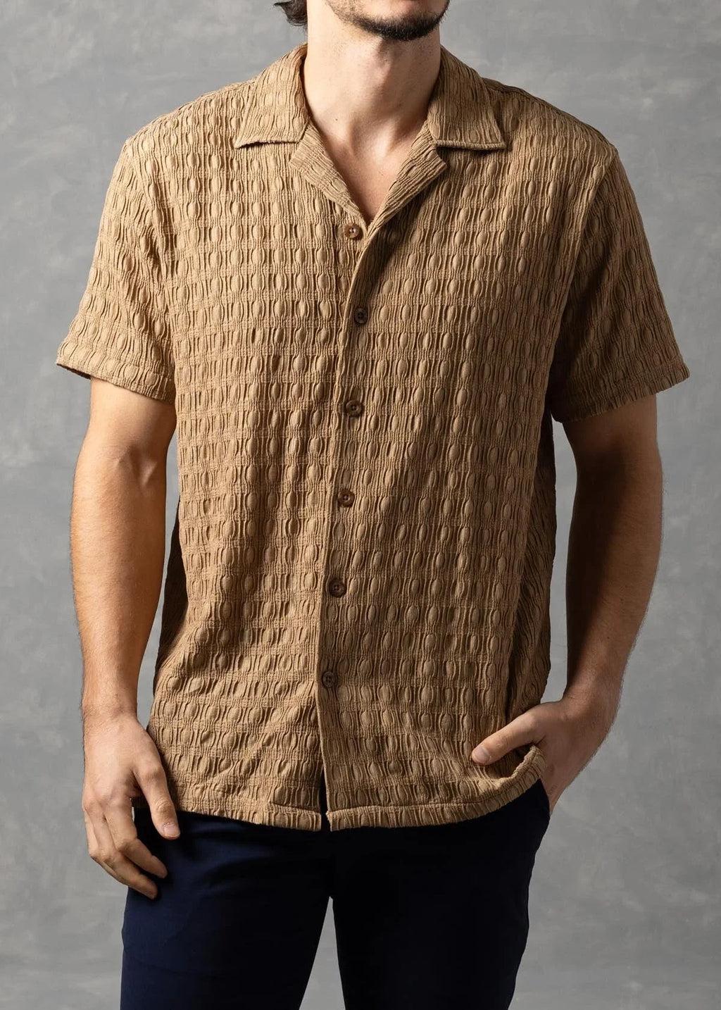 Camisa de manga corta texturizada Valentino Resort para hombre de Bespoke Moda - Caqui