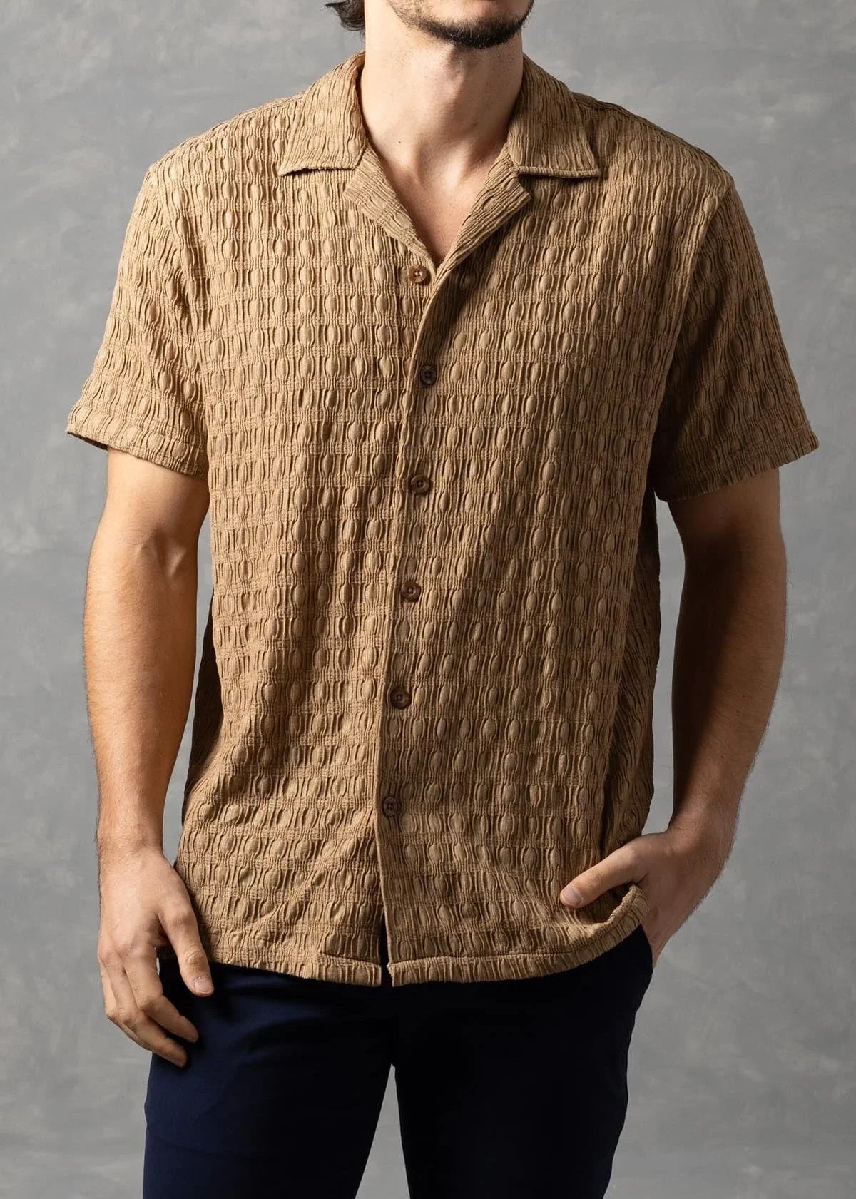 Camisa de manga corta texturizada Valentino Resort para hombre de Bespoke Moda - Caqui
