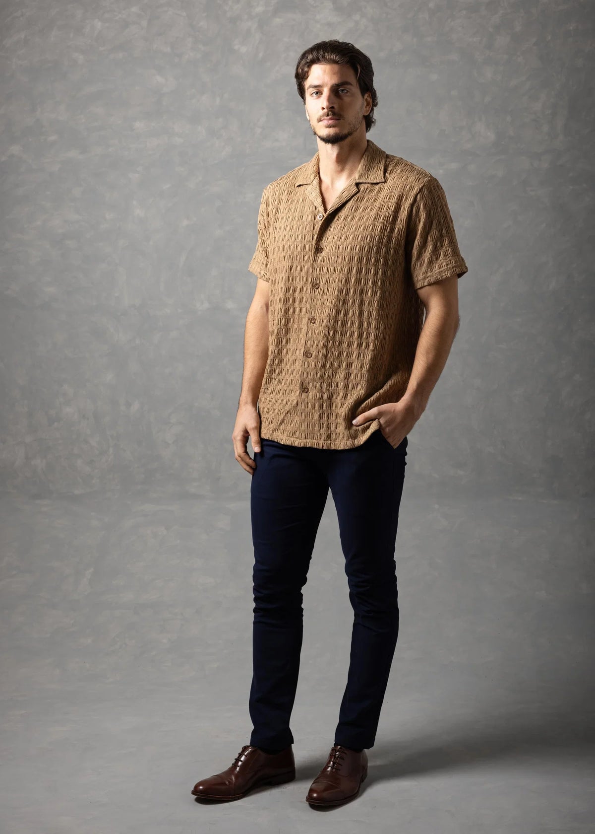 Camisa de manga corta texturizada Valentino Resort para hombre de Bespoke Moda - Caqui