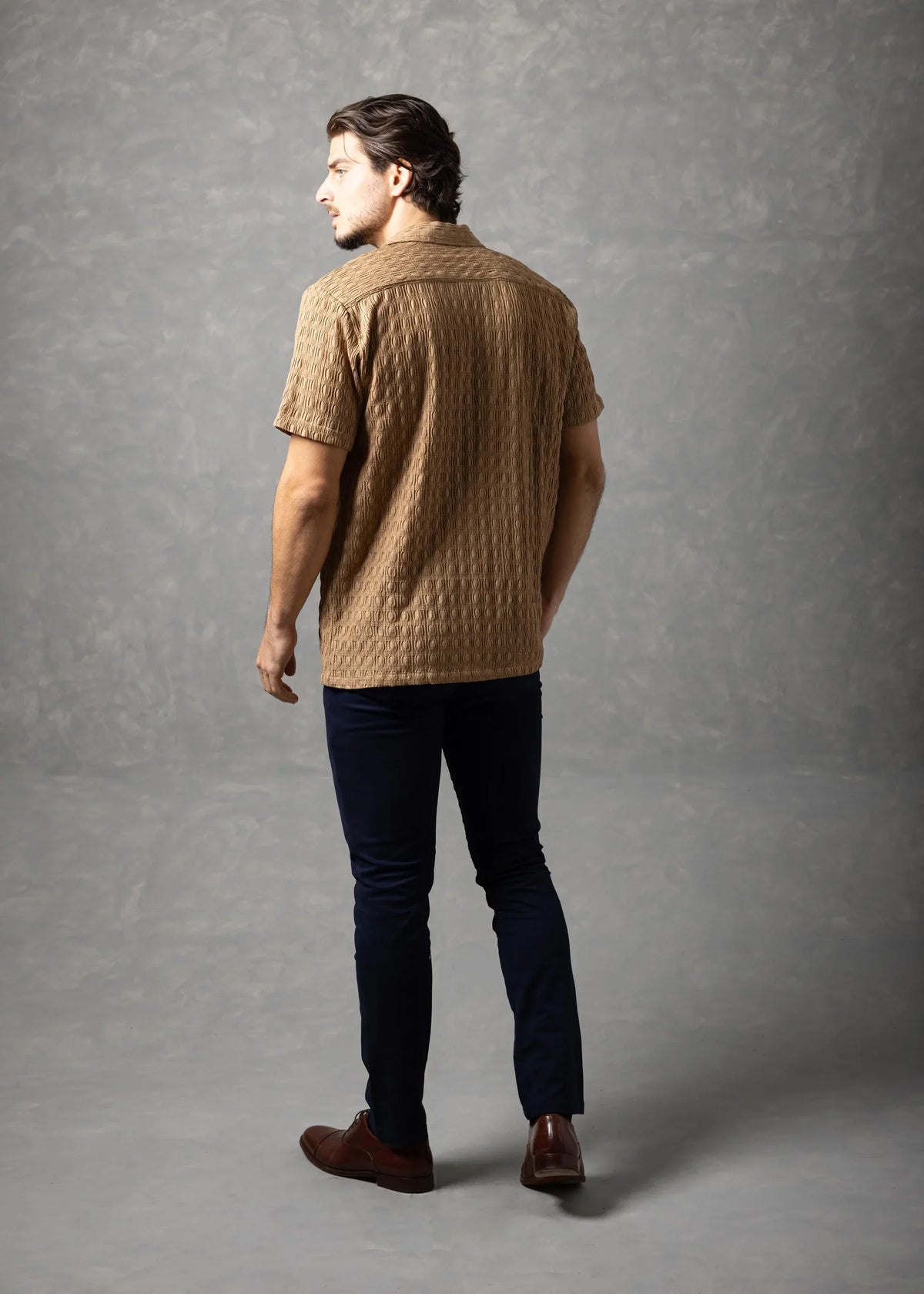 Camisa de manga corta texturizada Valentino Resort para hombre de Bespoke Moda - Caqui