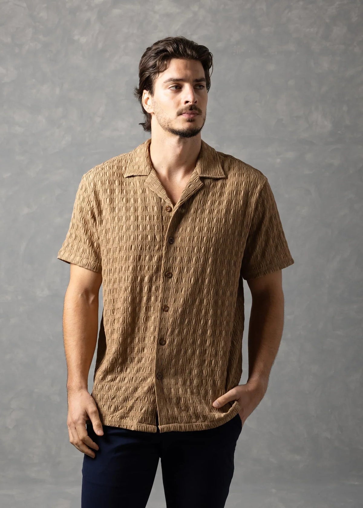 Camisa de manga corta texturizada Valentino Resort para hombre de Bespoke Moda - Caqui