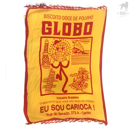 Yellow and red fabric beach towel featuring cartoon globe holding cookie and advertising globo cookies in portuguese