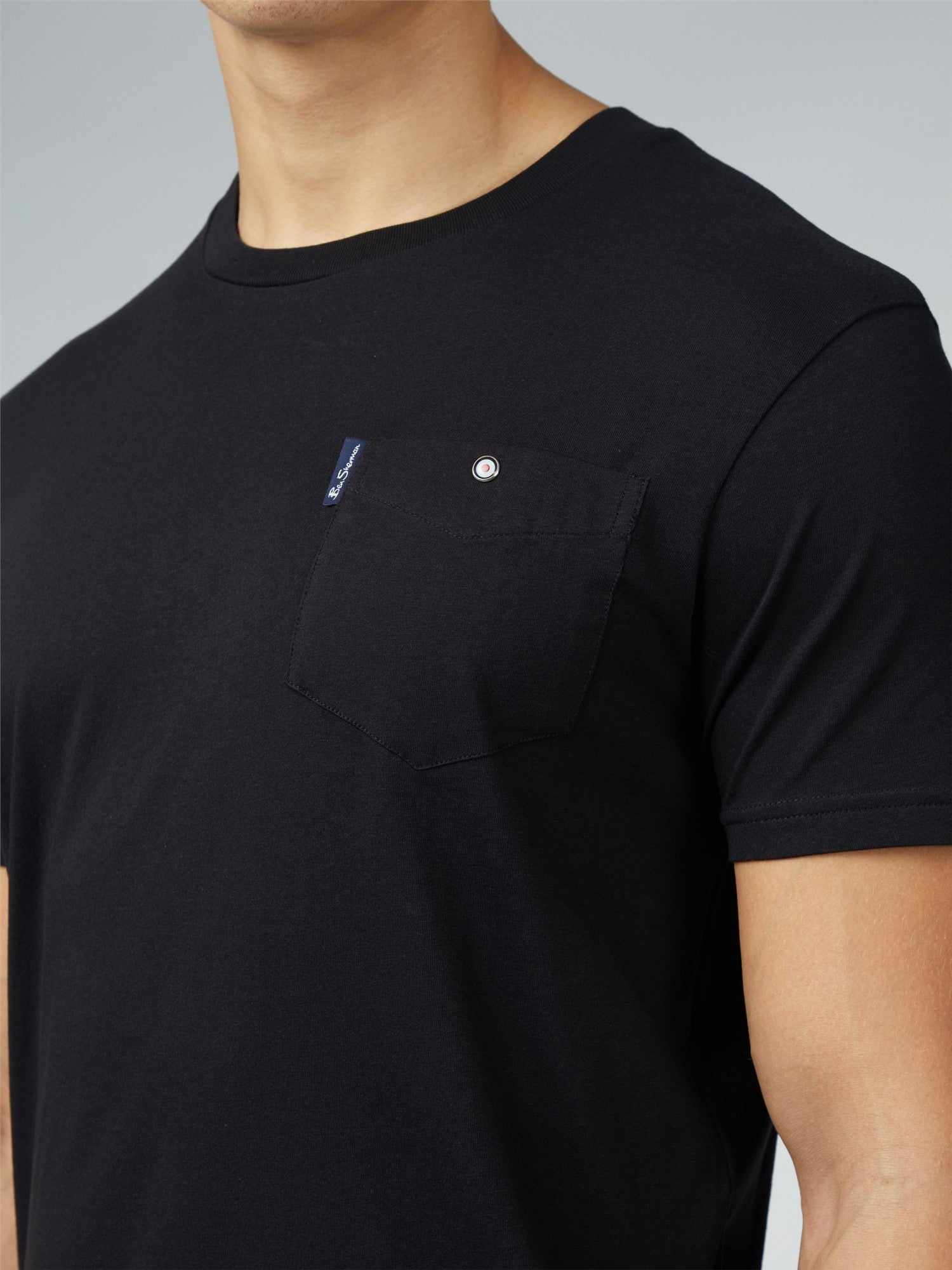 SIGNATURE-T-SHIRT MIT BRUSTTASCHE
