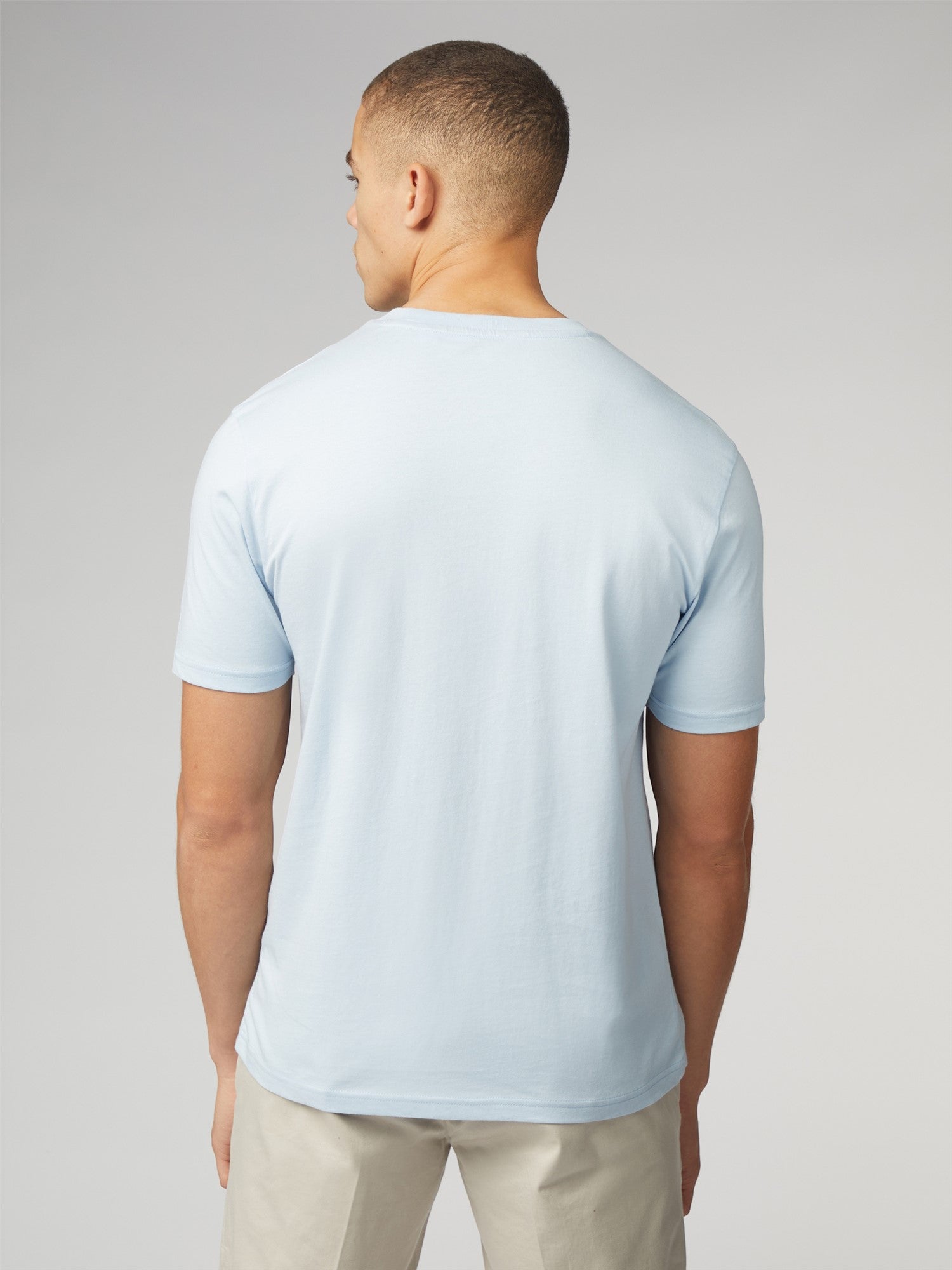 SIGNATURE-T-SHIRT MIT BRUSTTASCHE