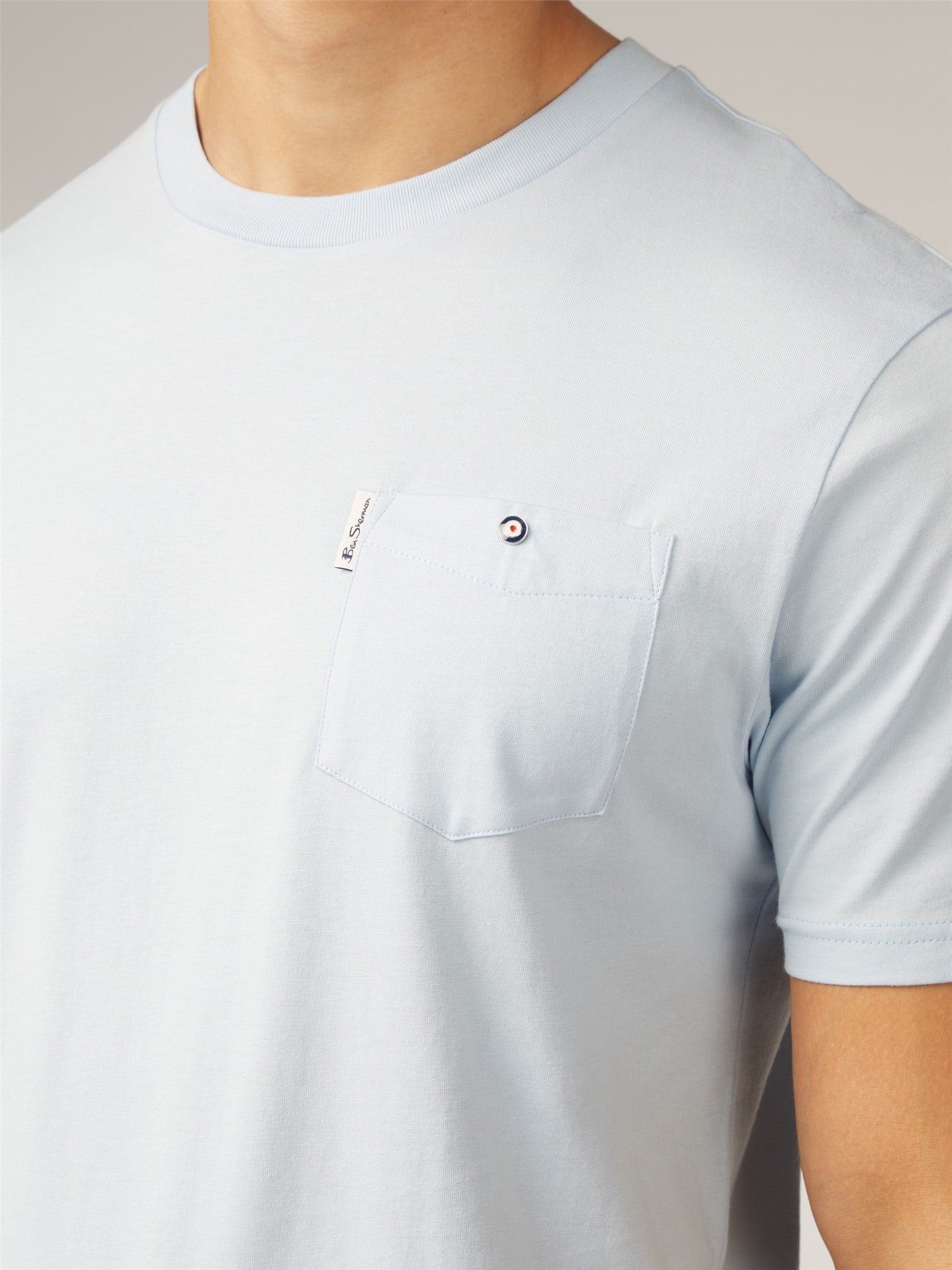 SIGNATURE-T-SHIRT MIT BRUSTTASCHE