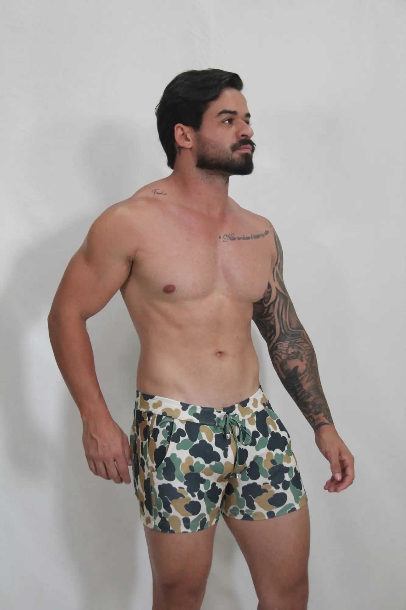 Men’s camouflage fleece shorts in green beige and white with a camouflage pattern perfect for casual wear