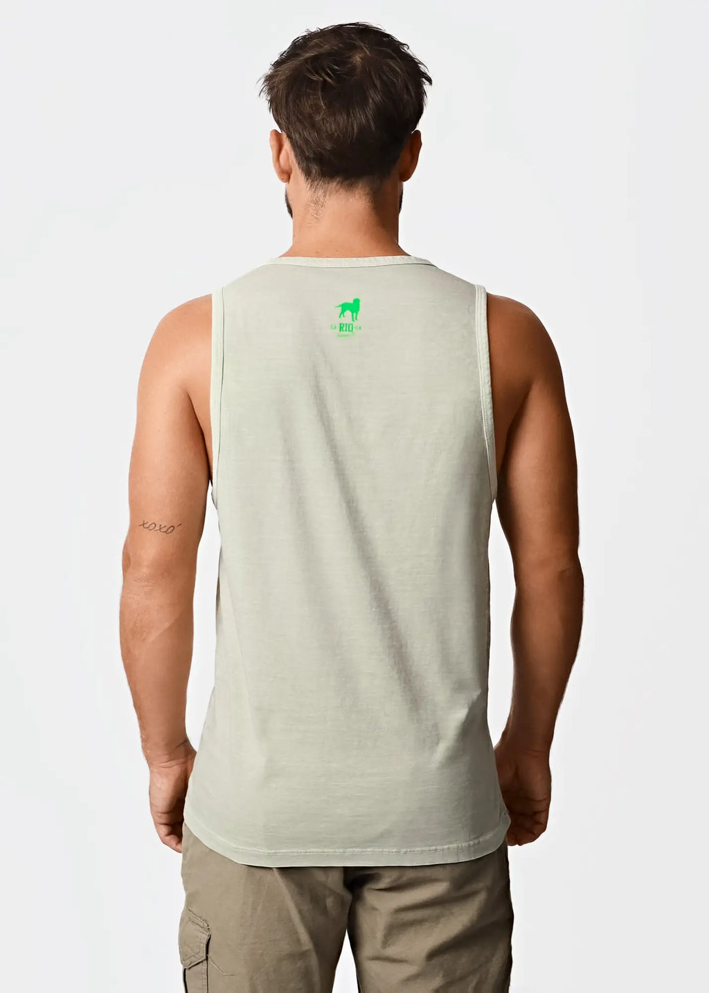 A light gray sleeveless men’s tank top with a small green logo on the upper back in the coqueirão style