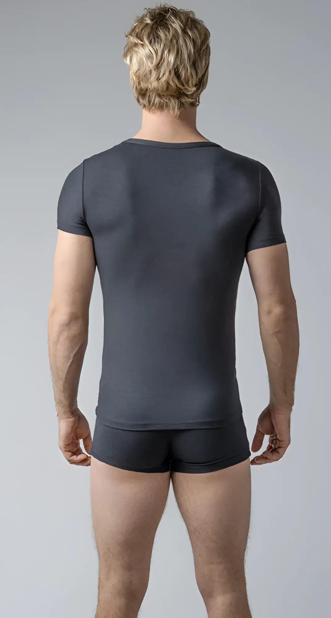 Black short-sleeved fitted crew neck t-shirt made of soft cotton for casual wear