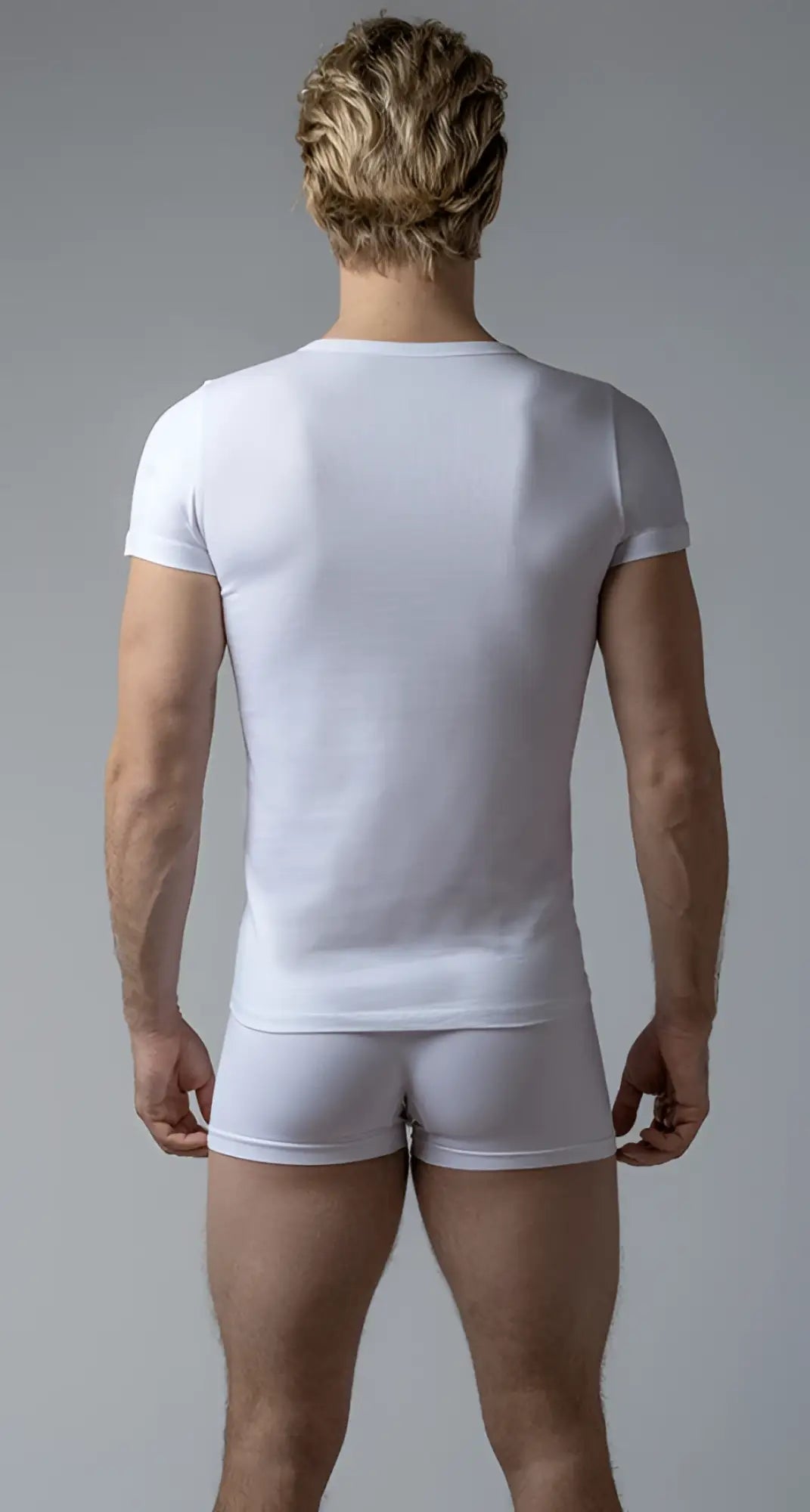 White short-sleeved fitted crew neck t-shirt made of soft cotton for comfortable casual wear