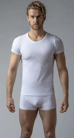 White crew neck t-shirt made of smooth form-fitting fabric with short sleeves for comfortable everyday wear