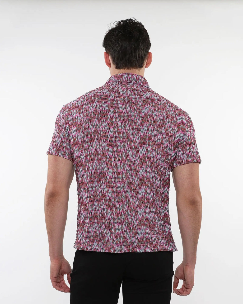A man wearing a crinkle knit short sleeve shirt with a pink gray and white marled pattern textured fabric