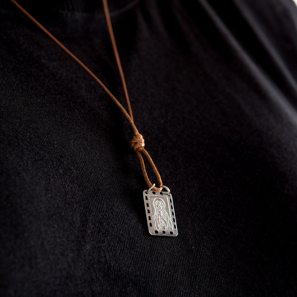 Escapulario CA-RIO-CA Nossa Senhora Do Carmo con cordón de cuero marrón - Collar - Joyería