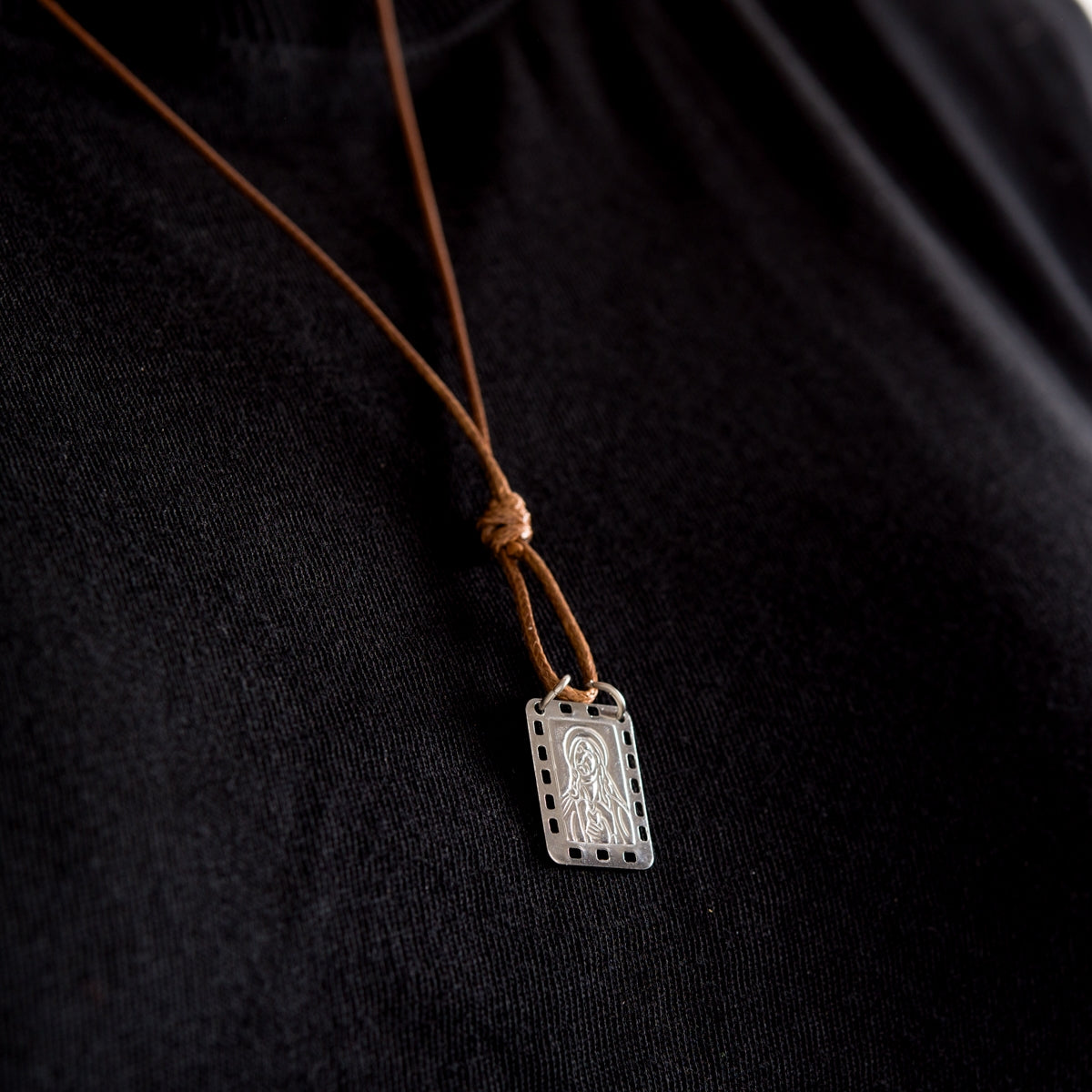 Escapulario CA-RIO-CA Nossa Senhora Do Carmo con cordón de cuero marrón - Collar - Joyería
