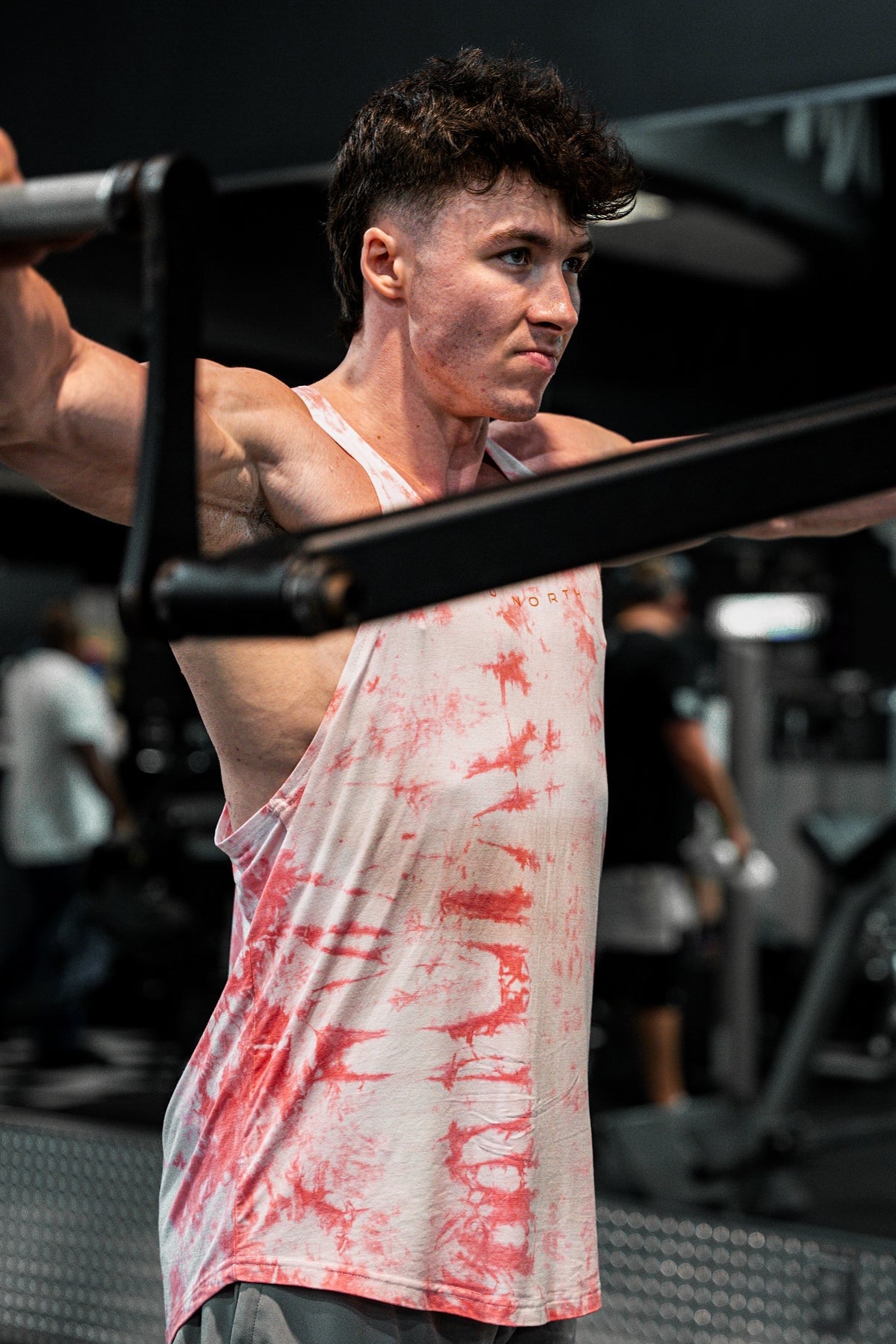 Klassischer Bodybuilding-Racerback-Stringer – Roter Batik