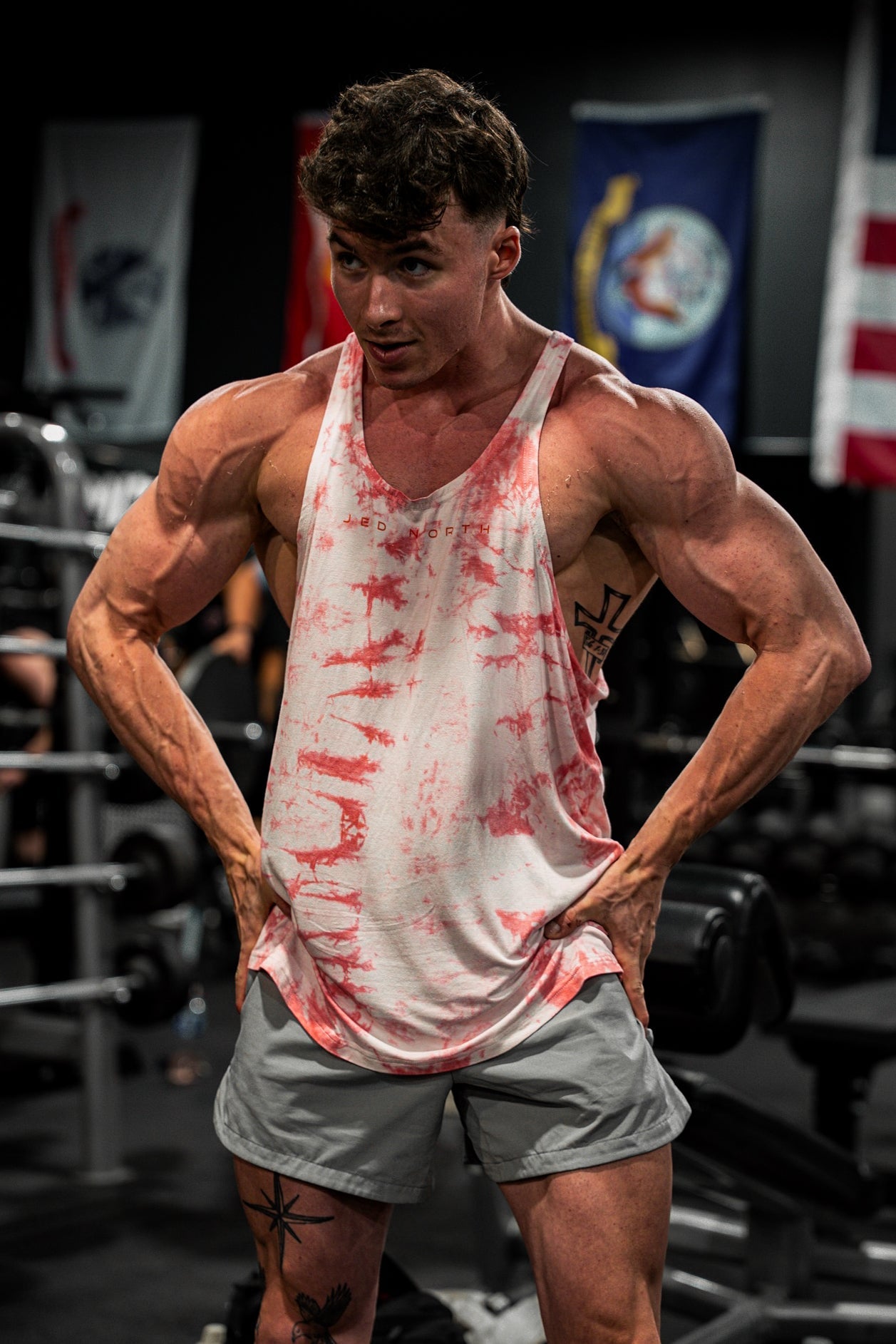 Klassischer Bodybuilding-Racerback-Stringer – Roter Batik