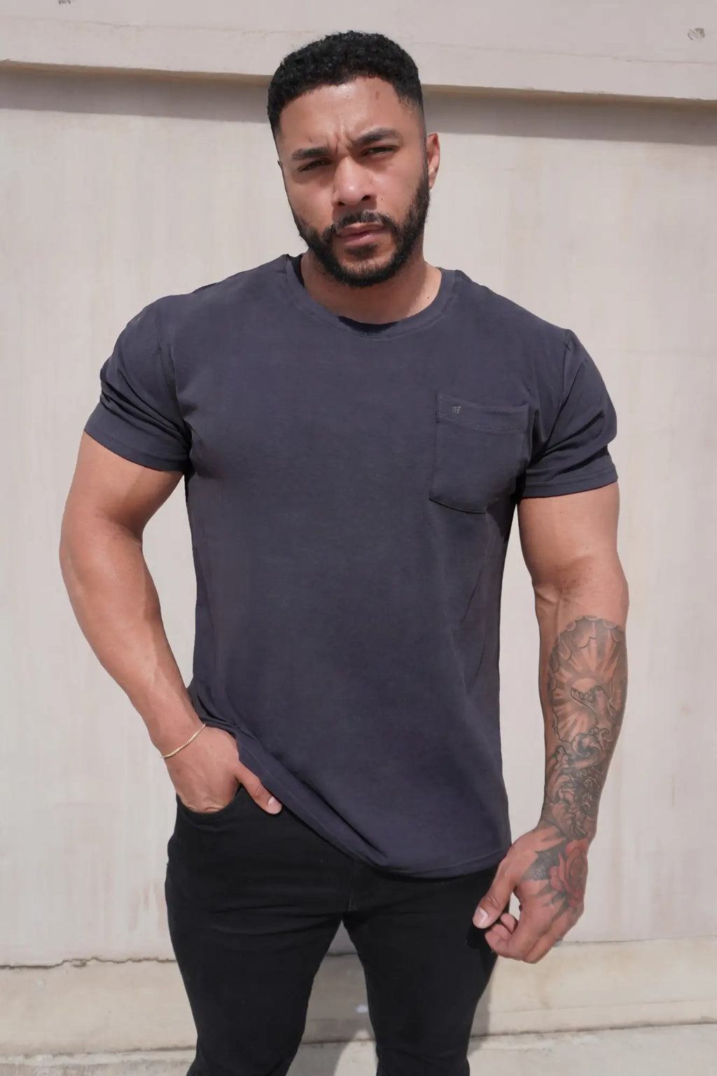 Dark gray short-sleeved Jed North classic premium pocket t-shirt made of soft material with a chest pocket