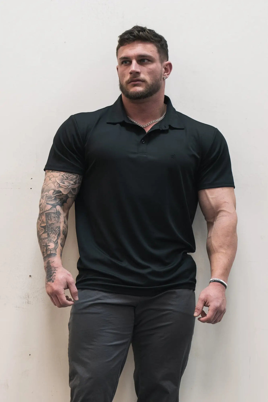Black fast-dry polo t-shirt with short sleeves, classic collar, and subtle texture for comfortable wear