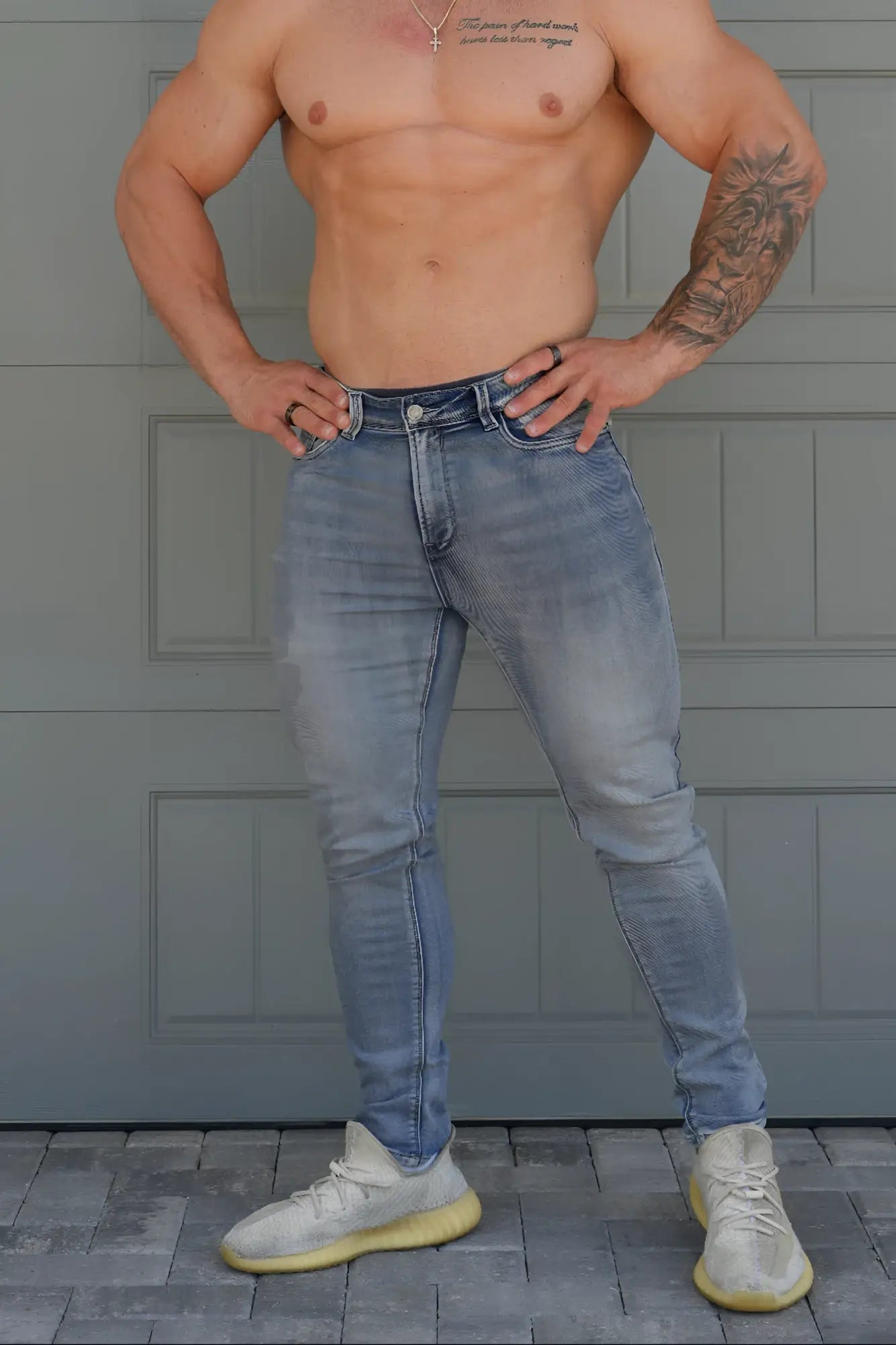 Men’s premium fitted stretchy light-wash denim jeans with slim fit and subtle fading in faded blue color