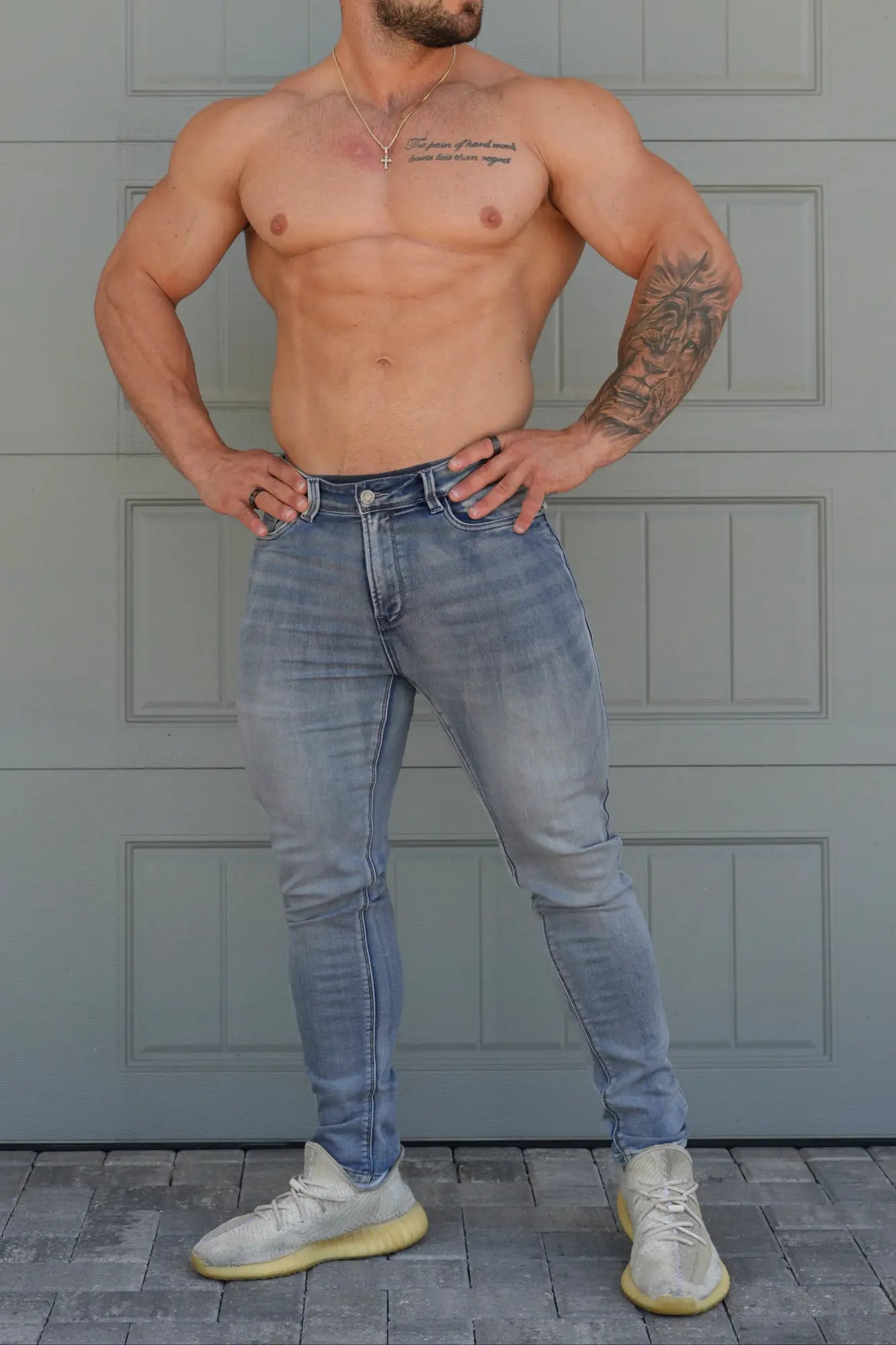 Men’s premium fitted stretchy light-wash denim jeans with slim fit and classic five-pocket design in faded blue