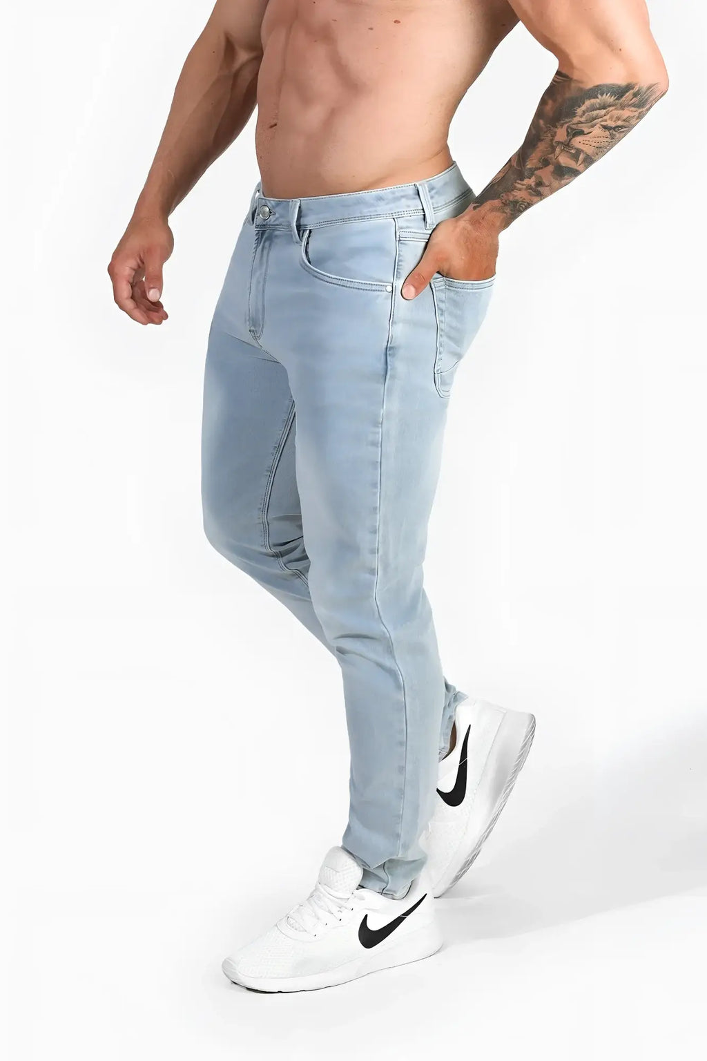 Men’s premium fitted stretchy jeans in faded light blue with slim fit and classic five-pocket design in light-wash denim