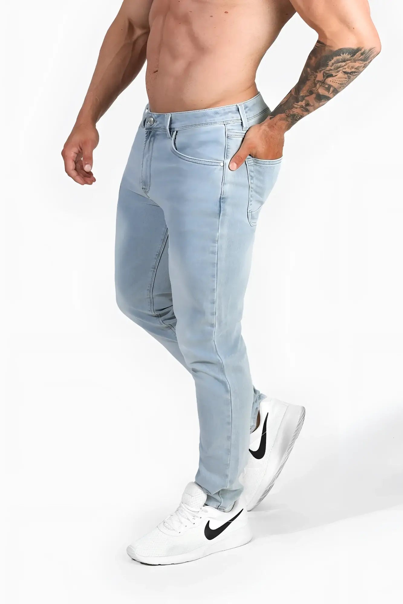 Men’s premium fitted stretchy jeans in faded light blue with slim fit and classic five-pocket design in light-wash denim