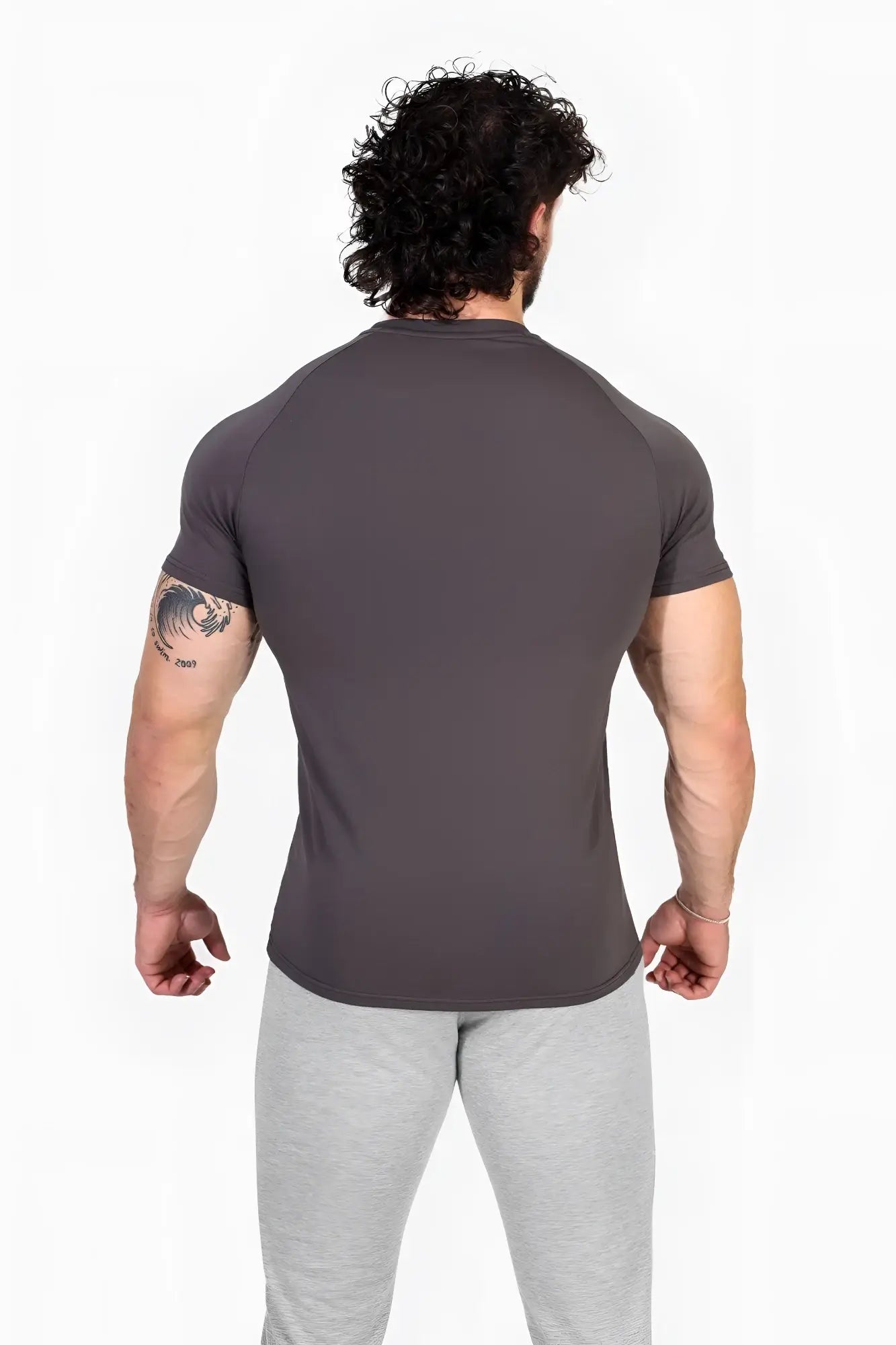Dark gray form-fitting jed north titan 2.0 muscle-fit t-shirt with raglan sleeves in short sleeve design