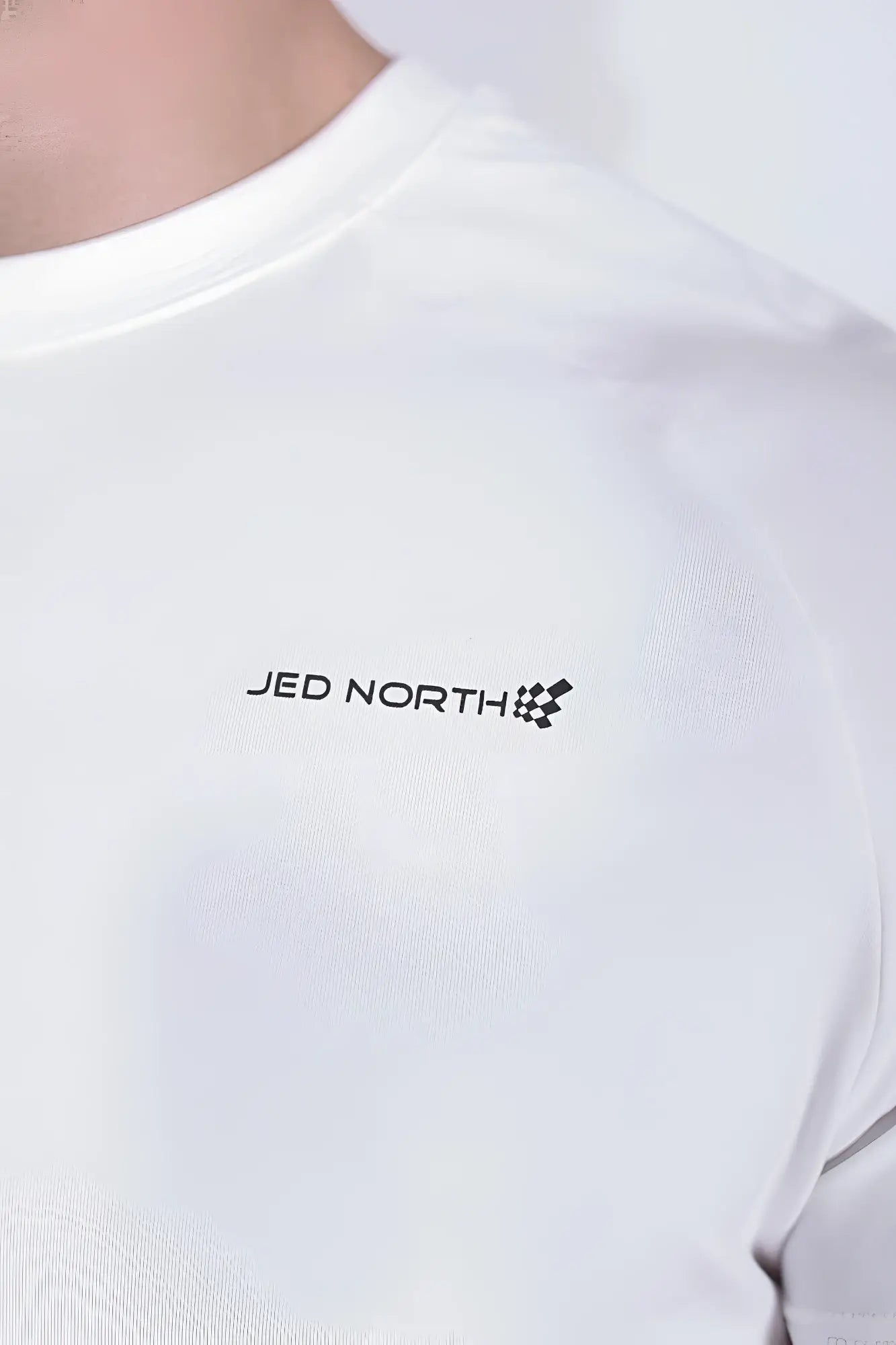 White jed north titan 2.0 muscle-fit t-shirt with crew neck and black logo checkered flag emblem on chest