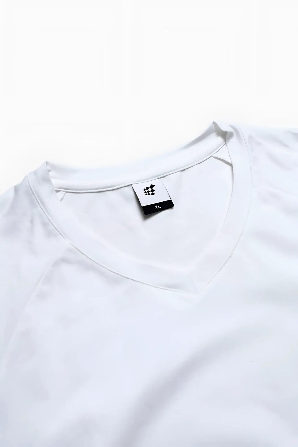White jed north v neck muscle-fit t-shirt made of cotton with a simple crew neck and small black collar tag