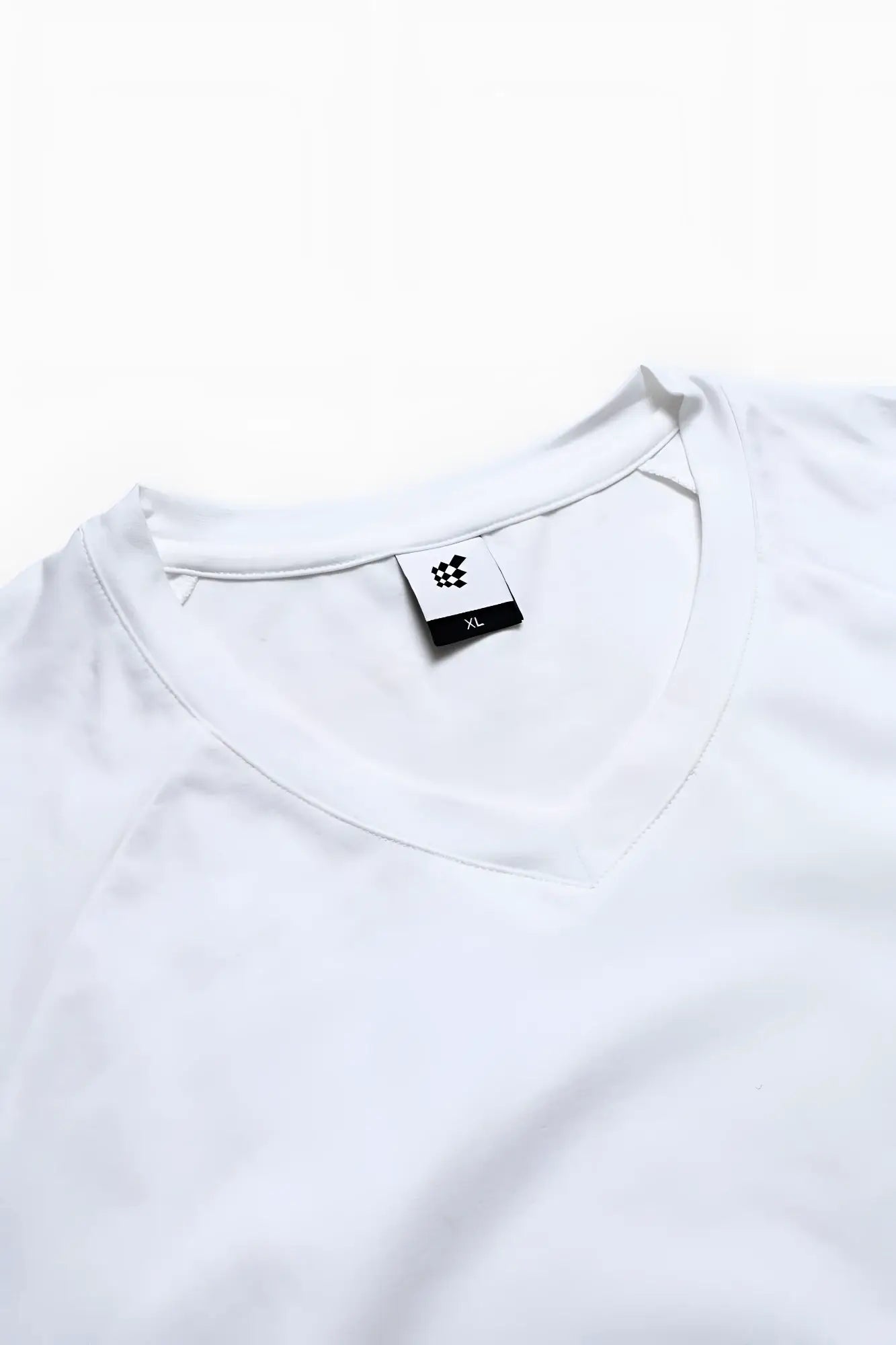 White jed north v neck muscle-fit t-shirt made of cotton with a simple crew neck and small black collar tag