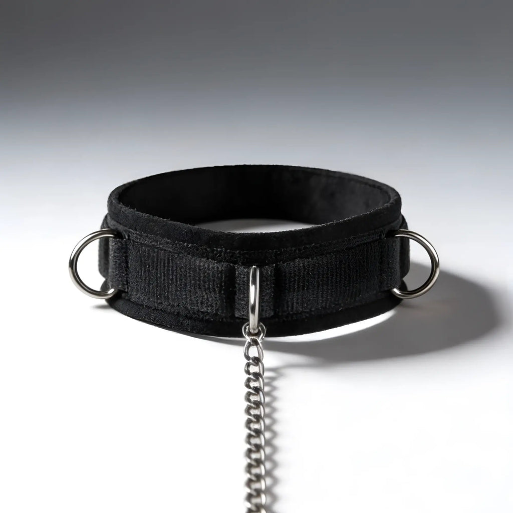 Black Master Series Submission collar with three silver metal D-rings and an attached silver chain.