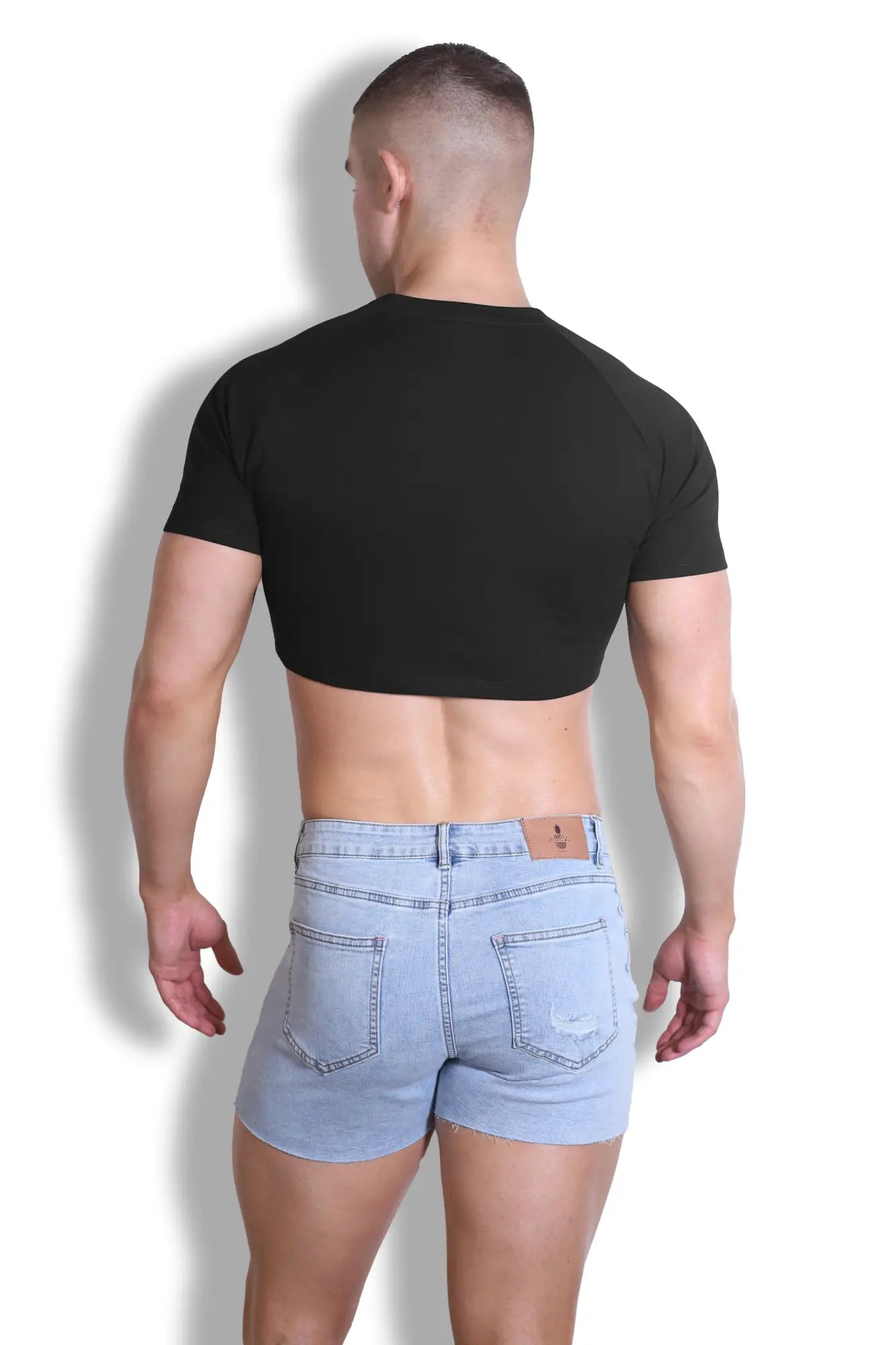 Black muscle-fit crop tee with short sleeves and round neckline in breathable fabric for casual wear