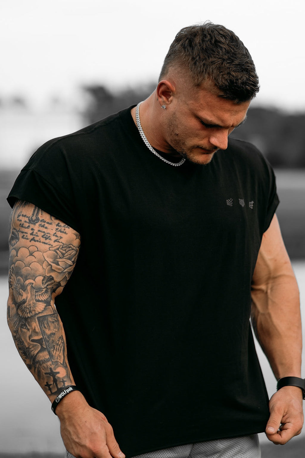 Jed North Oversized Cropped T-Shirt mit offener Kante – Schwarz