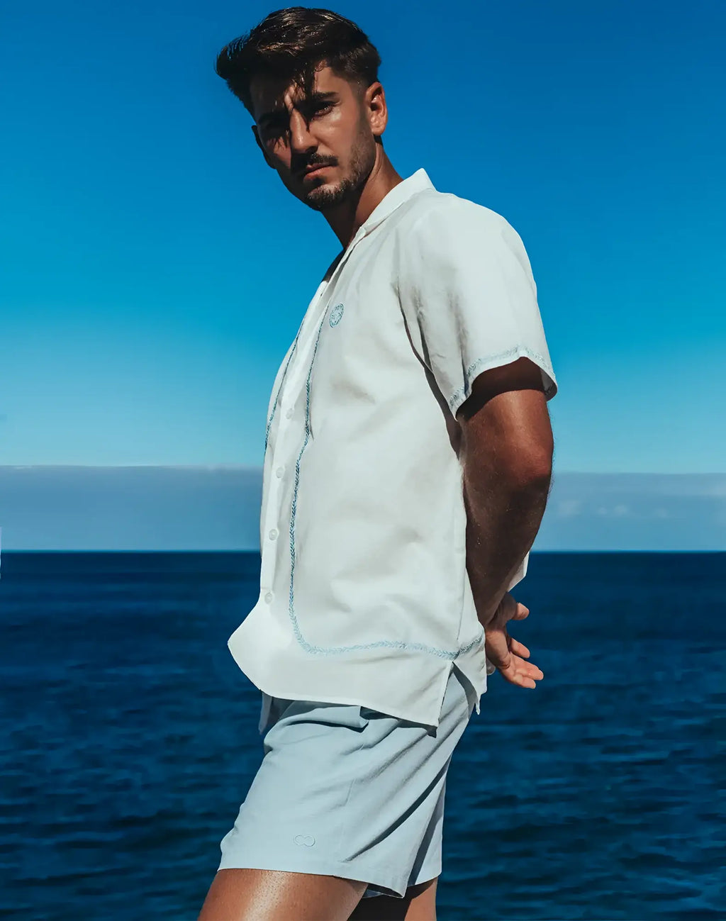 Light blue Santorini linen shirt with short sleeves and subtle stitching details for casual wear