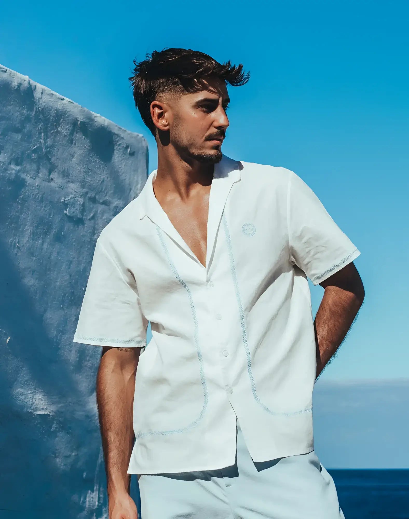 White short-sleeved santorini linen shirt with light blue stitching details made of breathable linen fabric