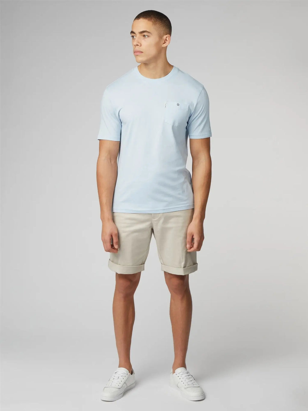 Light blue short-sleeved cotton signature t-shirt with chest pocket and small embroidered logo on left chest