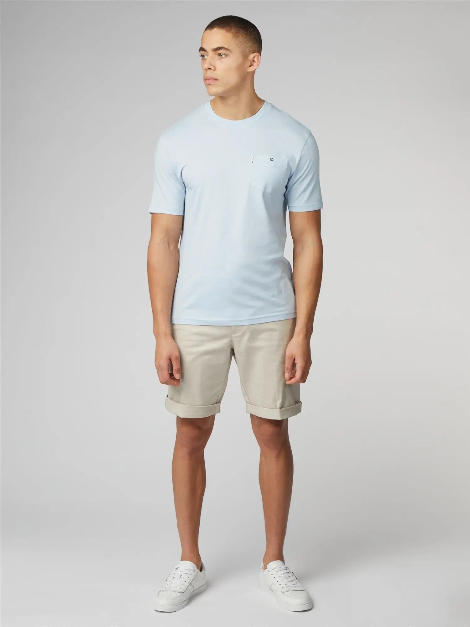 Light blue short-sleeved cotton signature t-shirt with chest pocket and small embroidered logo on left chest