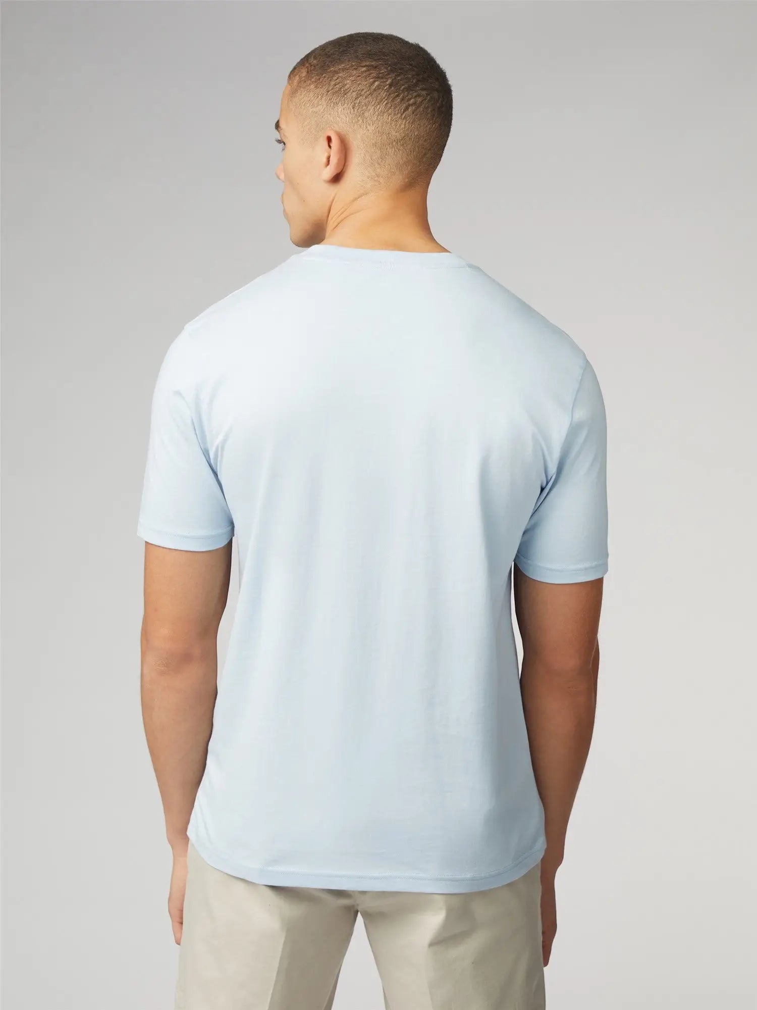 A light blue signature t-shirt with chest pocket made of soft cotton fabric and short sleeves