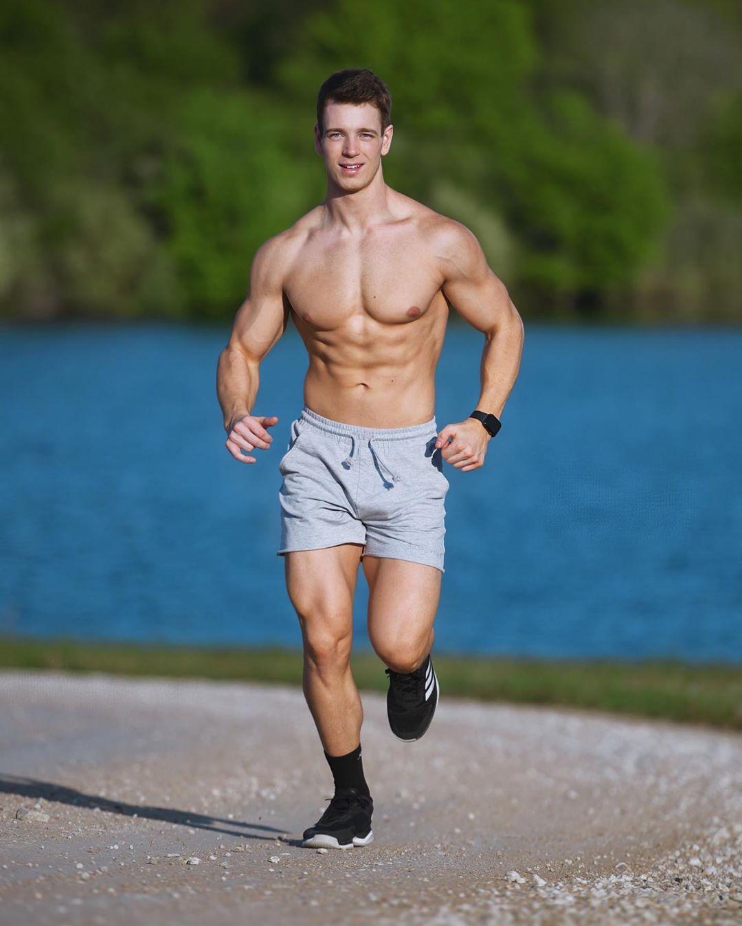 Jed North Motion 5'' Varsity Sweatshorts - Grau